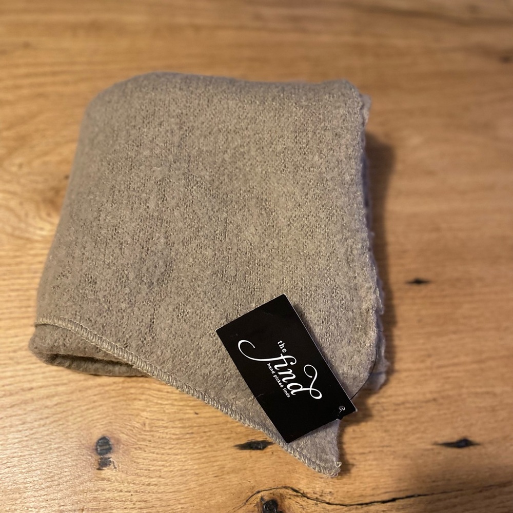 The Find Winter Scarf Tan Women’s one Size NWT‎